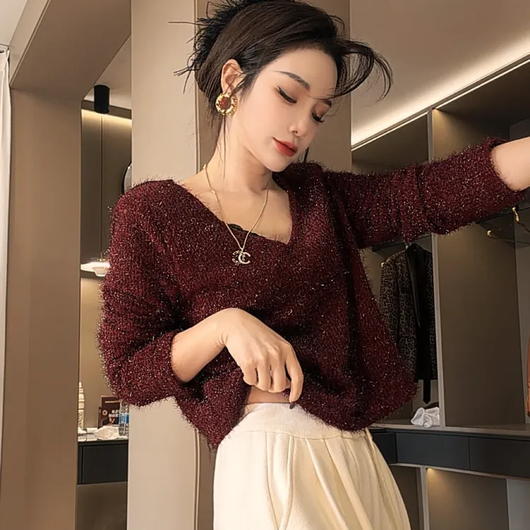 莎火火-圣诞新款亮丝柔软宽松短款时髦小众v领女上衣6629
