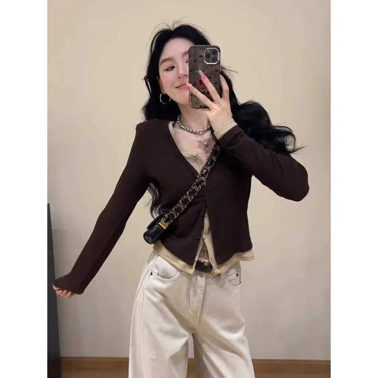 独特漂亮咖色V领假两件打底T恤女初秋超好看短款内搭气质长袖上衣