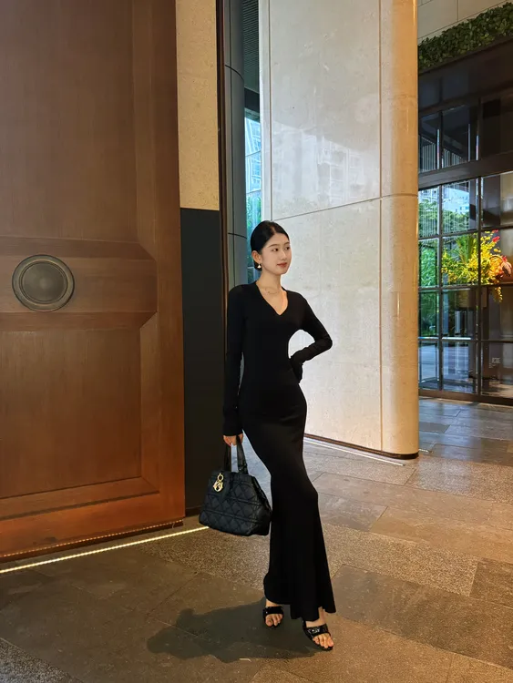 2025新款欧美风秋冬性感辣妹修身显瘦连衣裙包臀修身V领打底长裙