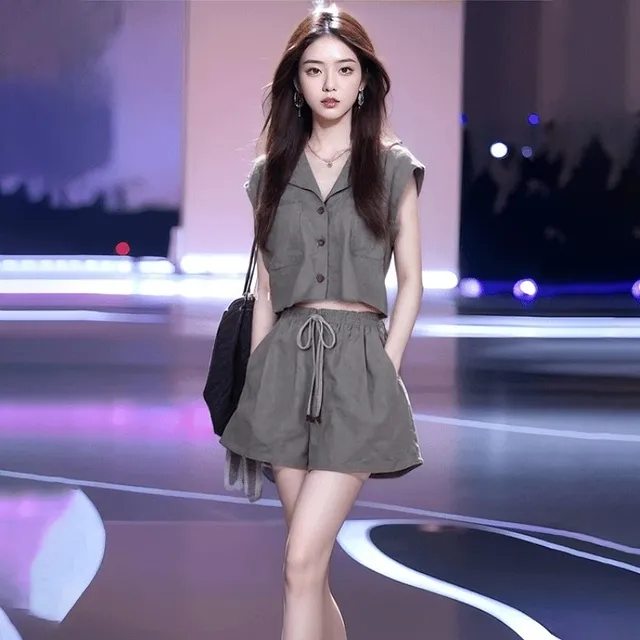 今年流行漂亮套装女2024夏季新款休闲无袖上衣高腰系带短裤两件套