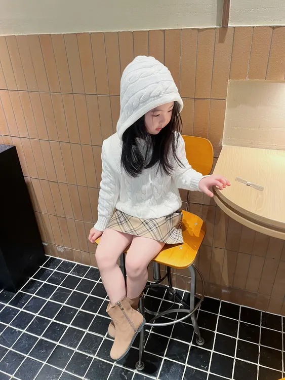 甜小七2025年秋冬新款女童韩版白色连帽针织衫格子半身裙套装