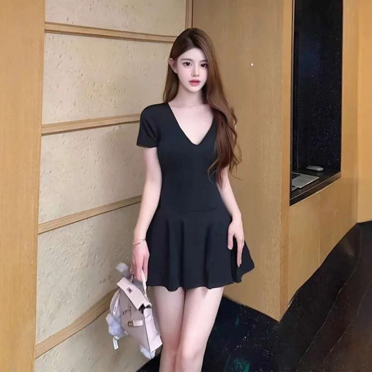 黑色V领气质收腰显瘦连衣裙女简约大方名媛千金辣妹风性感a字裙