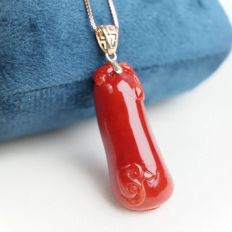 日本珊瑚aka胡瓜随型吊坠 18k金扣头 尺寸长26.6宽10.8厚11.7mm