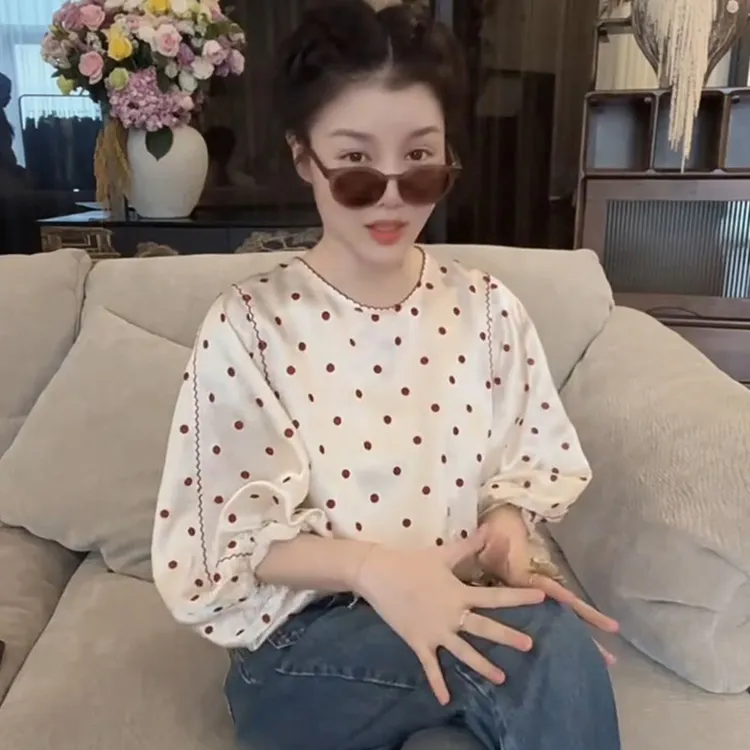 秋季2025新款漂亮小衫百搭减龄甜美圆领休闲别致九分袖波点衬衫女