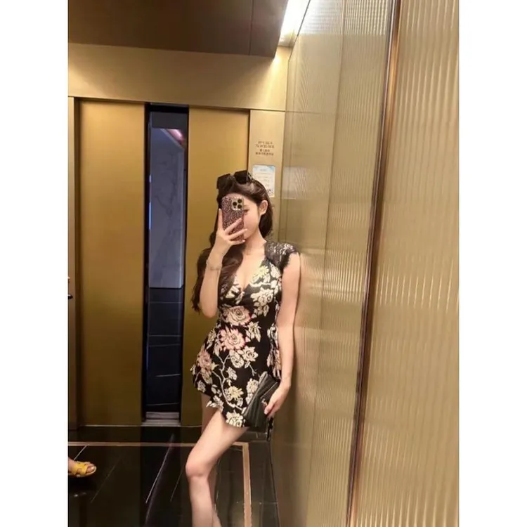 风情万种古典美人夏季新款御姐风V领印花无袖蕾丝拼接系带洋装