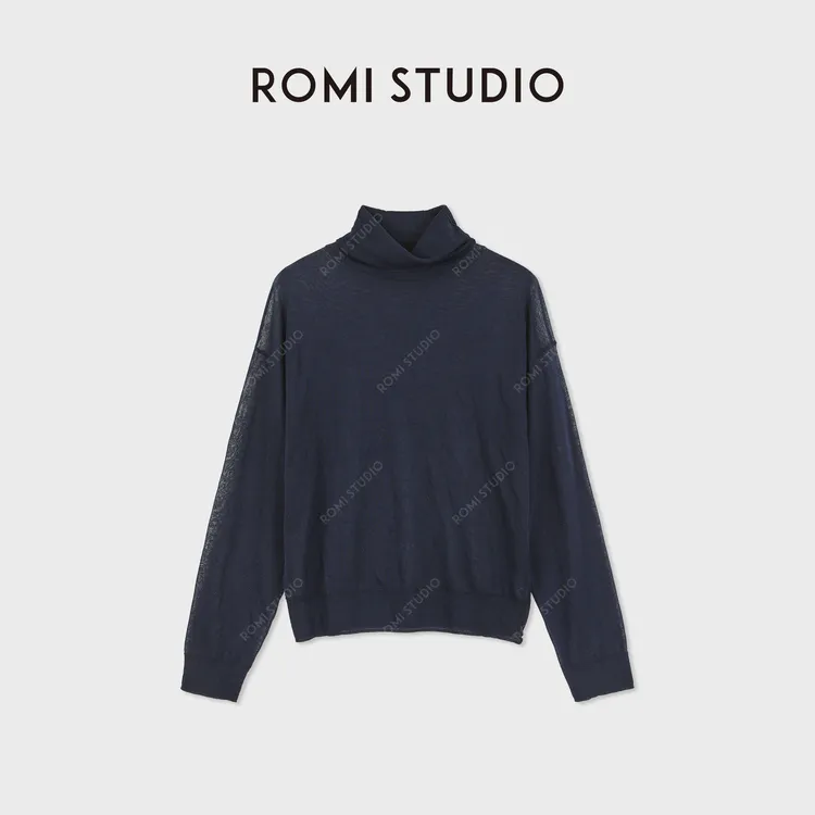 ROMI STUDIO“体感轻盈”醋酸棉舒适薄透高领针织上衣RWDSSU3056