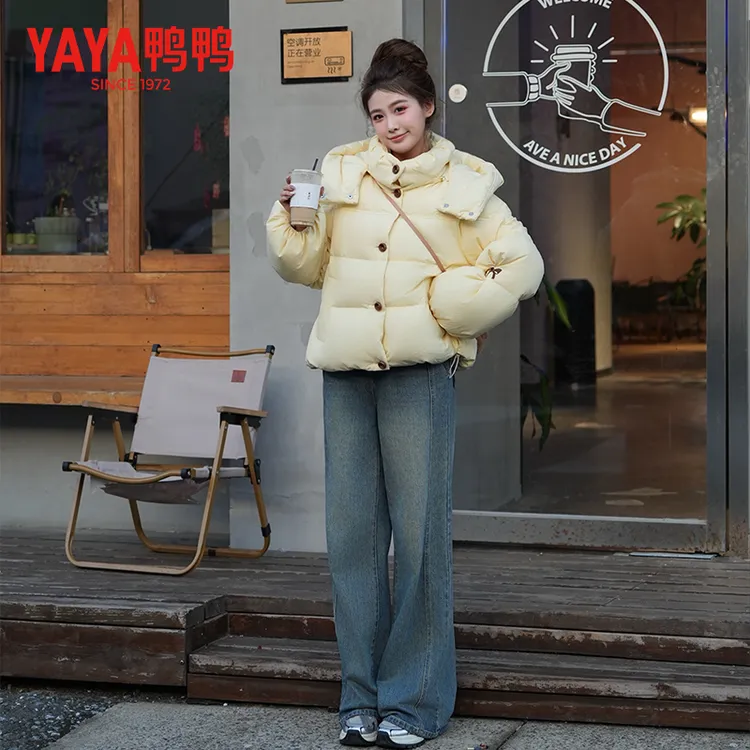 YAYA/鸭鸭短款加厚休闲冬装长袖女款百搭连帽羽绒服DM-D5997