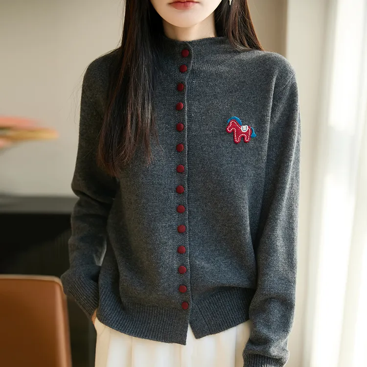 春秋大码外搭短款针织开衫女士宽松百搭秋冬时尚圆领绣花毛衣外套