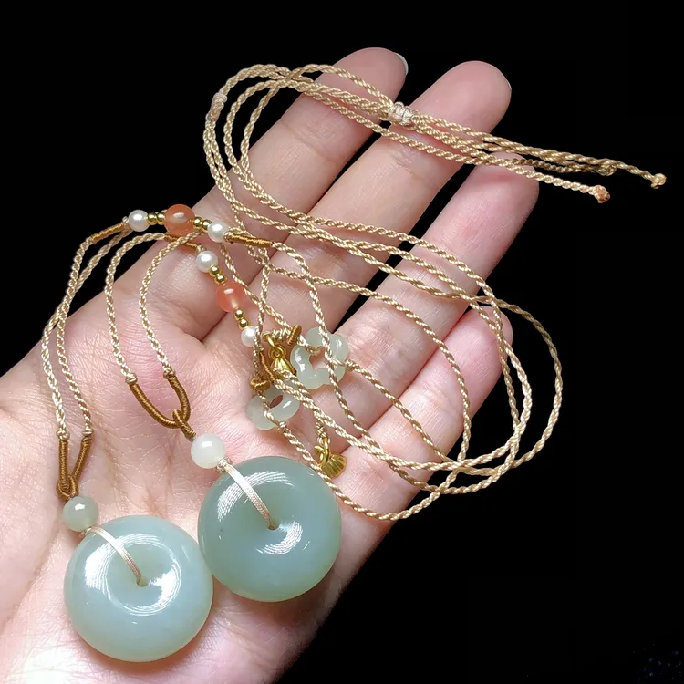 【云上叙】和田玉吊坠-多样性发其一-24.5x9.5mm-V48738-M（甄选）