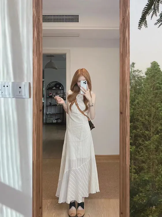 法式温柔风杏色修身显瘦背心连衣裙女2025夏季高级感收腰别致长裙