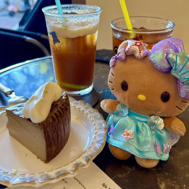 【洛杉矶限定】Hello Kitty 黑皮贝壳裙Kitty钥匙扣玩偶