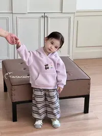 {花卷卷}2025秋冬加绒紫色小熊连帽卫衣条纹裤幼儿园女套装85096