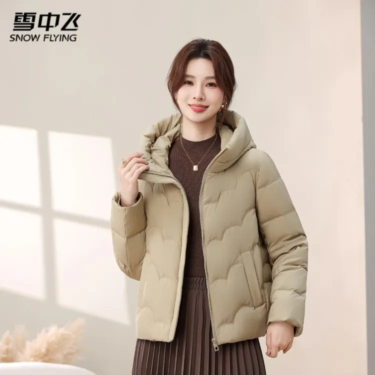 雪中飞2025新款女士短款羽绒服连帽时尚波纹保暖简约休闲鸭绒外套