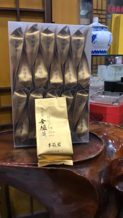 式夷山获奖金骇眉香味扑鼻味道好汤汁好200克送一泡喝