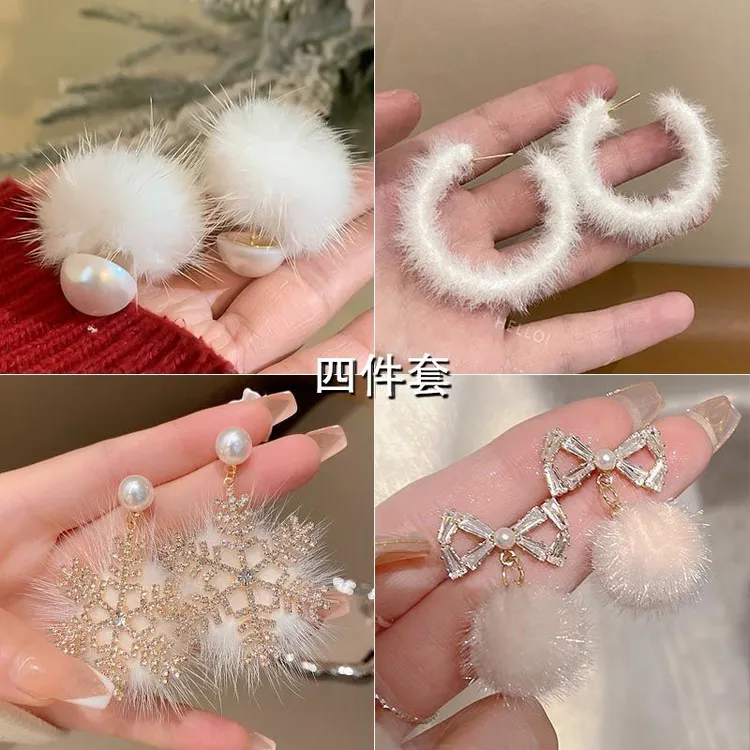 闪耀圣诞!秋冬氛围感雪花毛绒耳环过年新款秋冬轻奢精致耳钉耳饰