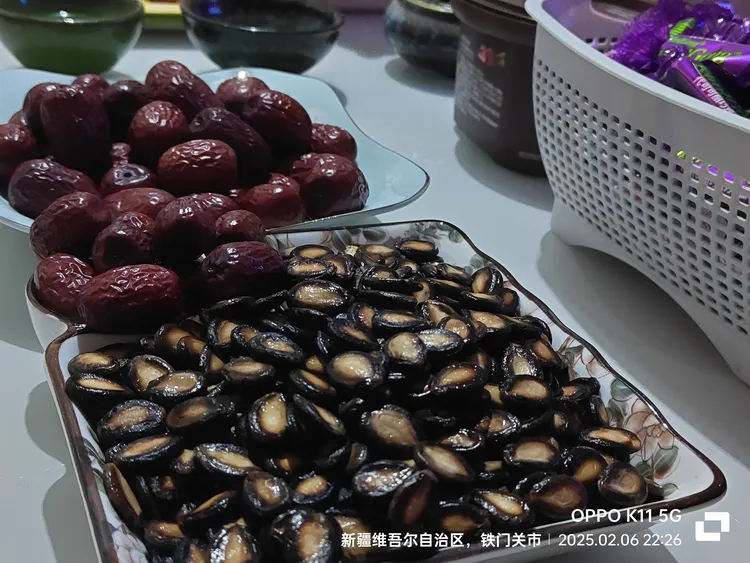 新疆美食打瓜子中片