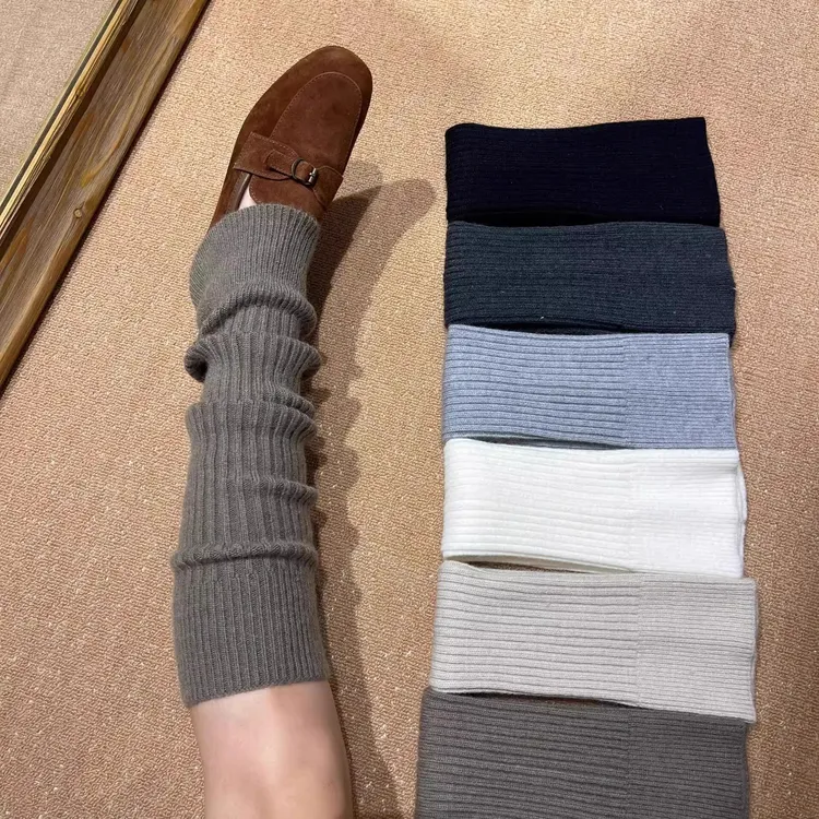 谁懂Leggings+袜套杀伤力！微喇袜套修饰腿型~既保暖又时尚！绝啦