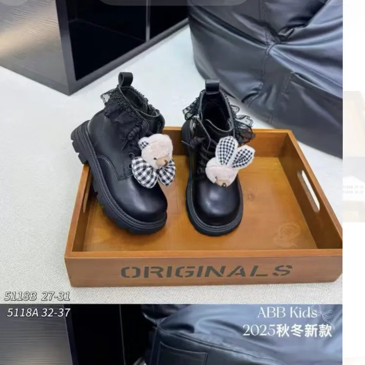 女童马丁靴秋冬季新款加绒保暖防滑软底卡通公主短靴女孩皮靴