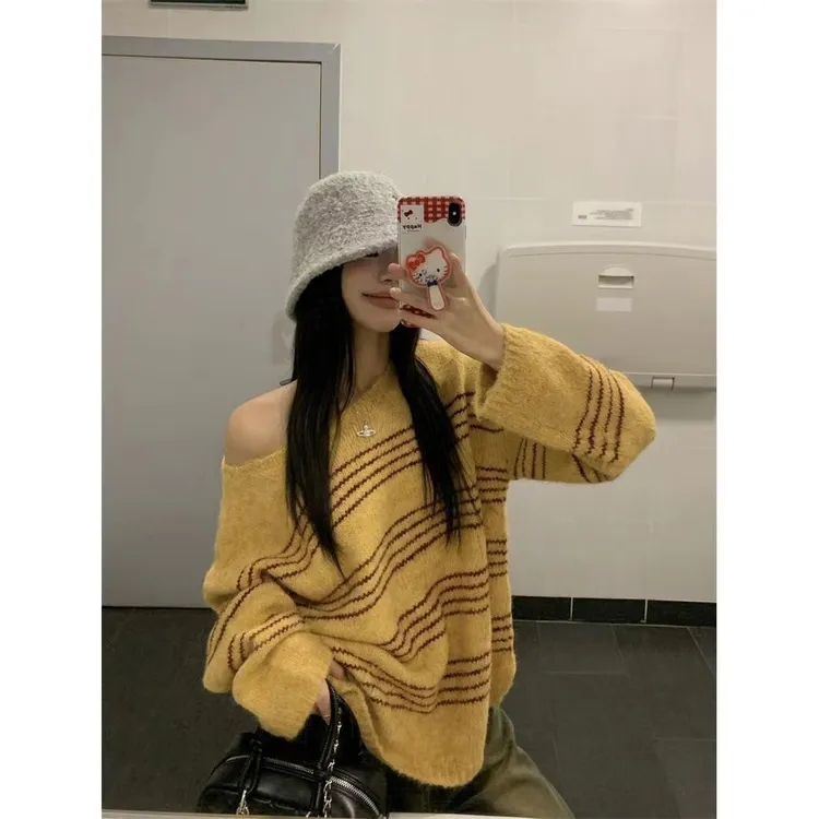 黄色条纹露肩毛衣女冬季法式复古内搭宽松慵懒保暖撞色针织上衣