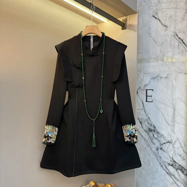 2025欧货时尚胖mm新中式气质重工刺绣微胖木耳边轻奢旗袍裙1827