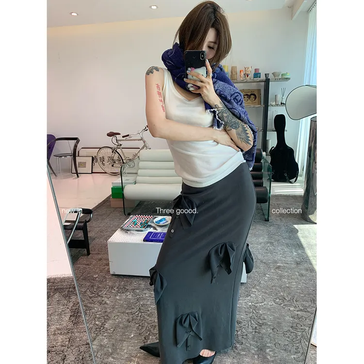 THREE GOOOD/三吉莫代尔趣味POLO领口设计直筒半身长裙Y725G10357