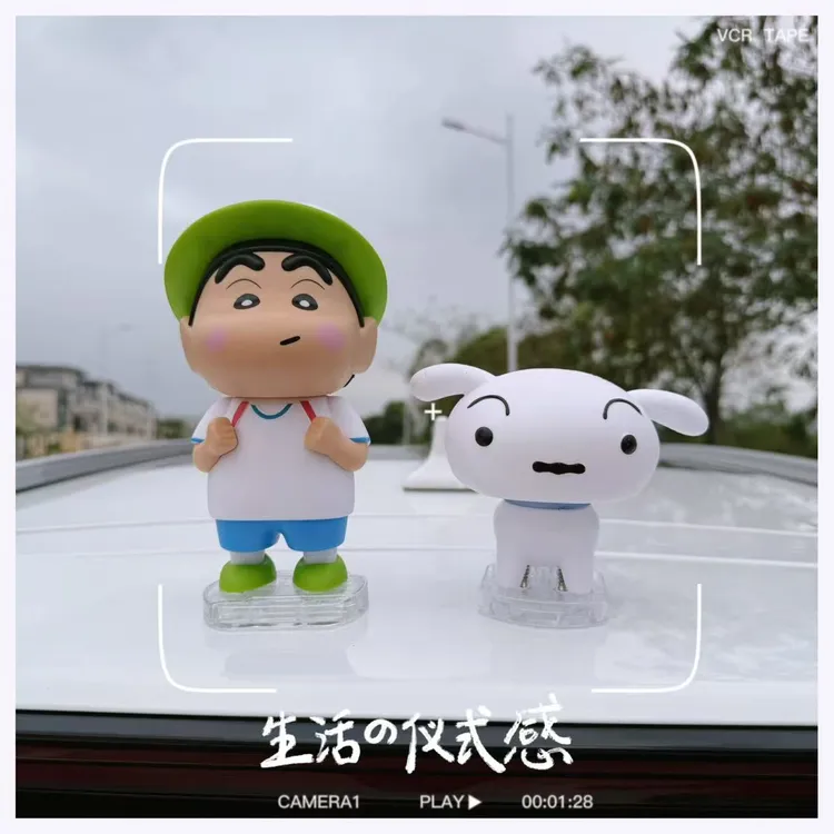 蜡笔小新车载快拆摆件汽车一人一狗卡通可爱公仔后备箱车顶装饰品