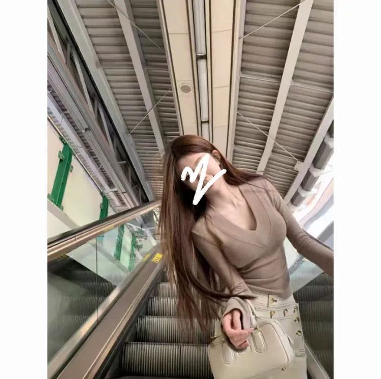 秋冬韩版高级气质款V长袖喇叭袖修身显瘦百搭简约纯色简约款.8869