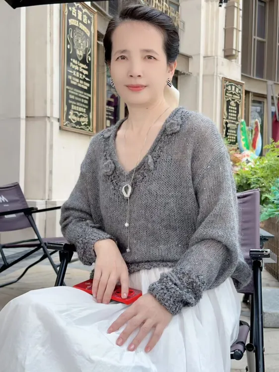 毛衫秋季时尚上衣女装小香风毛针织衫长袖通勤风花朵显瘦V字领型