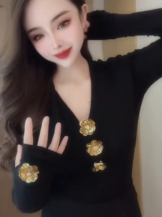 新款v领设计显瘦黑色打底衫上衣女