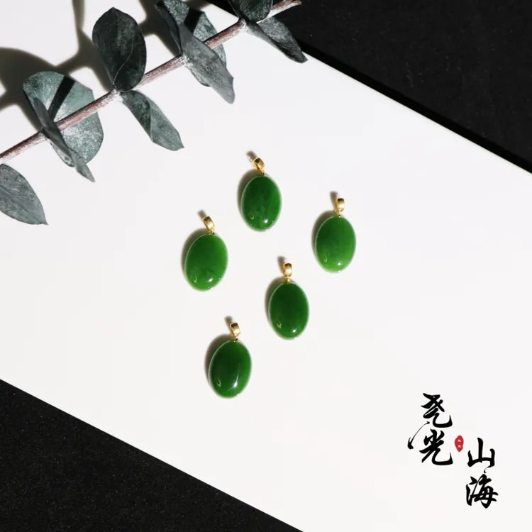 玲珑丨18K金镶嵌*老俄料7号矿辣绿碧玉鸽子蛋吊坠【多样性发其一】