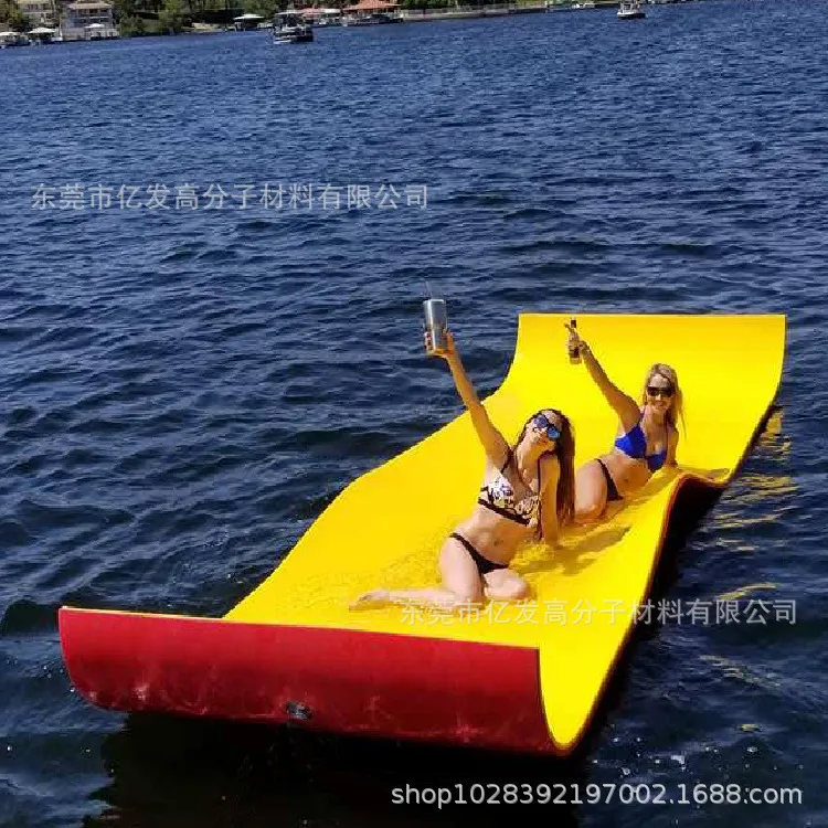 大量批发水上魔毯娱乐泡棉海上漂浮毯XPE水上浮床打孔浮水毯浮垫