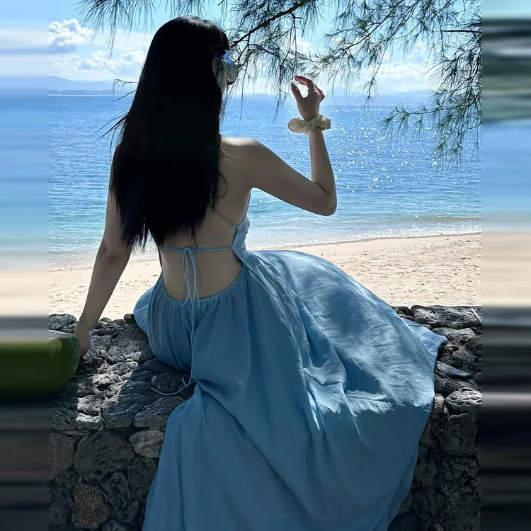 蓝色露背吊带连衣裙子女2025新款夏季穿搭法式气质海边度假风长裙