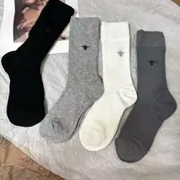 ins潮网红小众春夏蜜蜂刺绣袜子女复古中筒灰色棉袜薄款无 骨棉袜