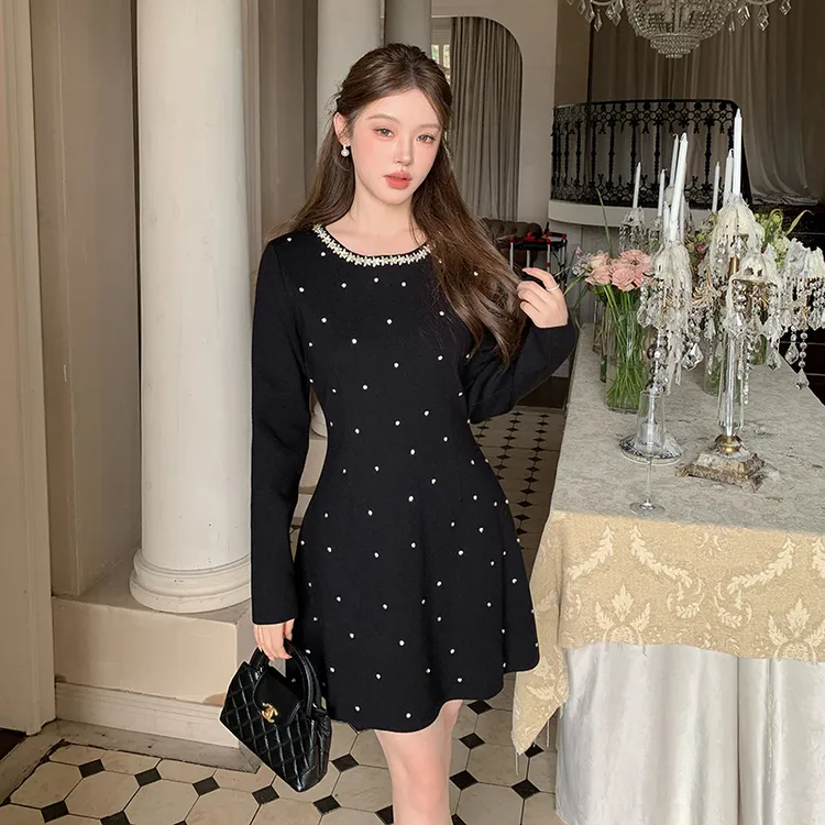 赫本风小黑裙2025秋冬季新款小香风水钻满天星毛衣针织打底连衣裙