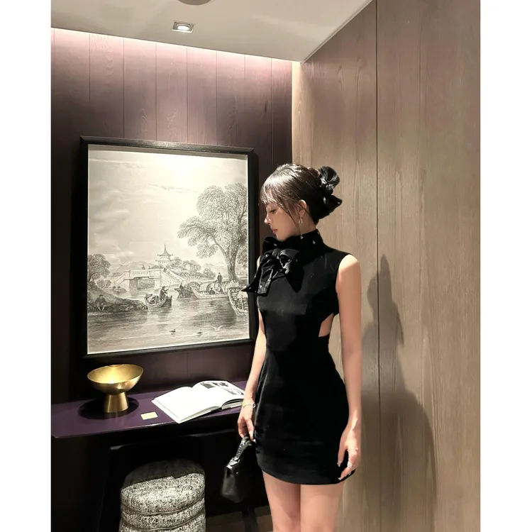 2025春秋新款黑色丝绒腰部镂空高级设计感飘带收腰包臀短款连衣裙
