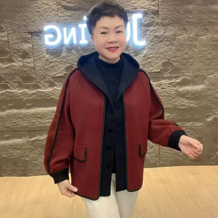 2025秋冬新款重工烫钻连帽外套中年妈妈气质宽松显瘦大码短款风衣