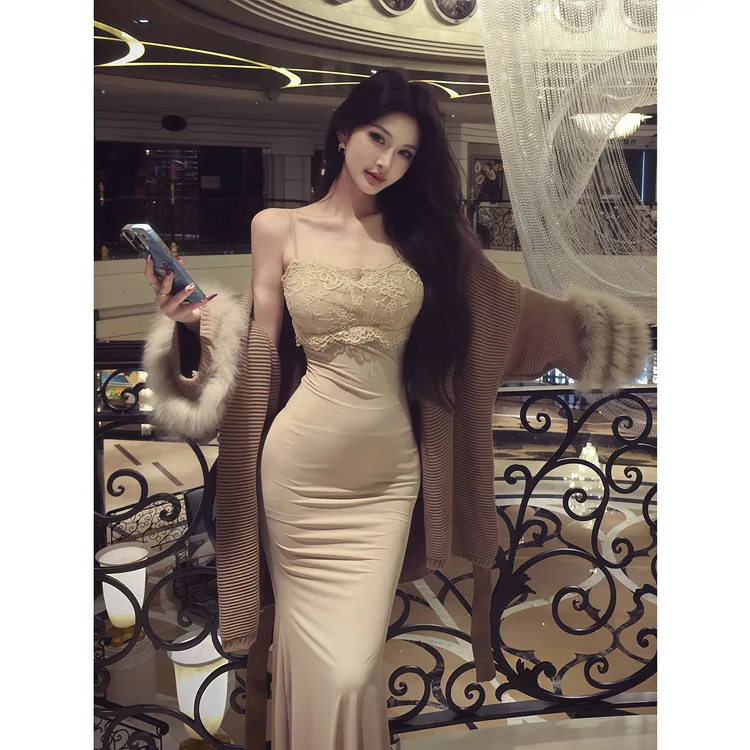 纯欲气质蕾丝拼接吊带连衣裙女秋季新款收腰显瘦高级感包臀长裙子