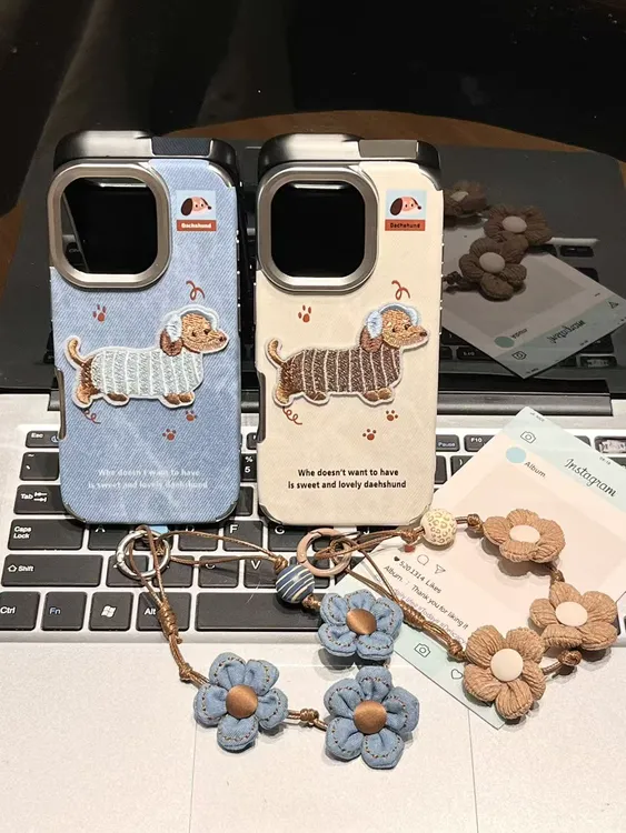 可爱刺绣小狗贴皮壳带手绳适用苹果16/15/14/13防摔手机壳