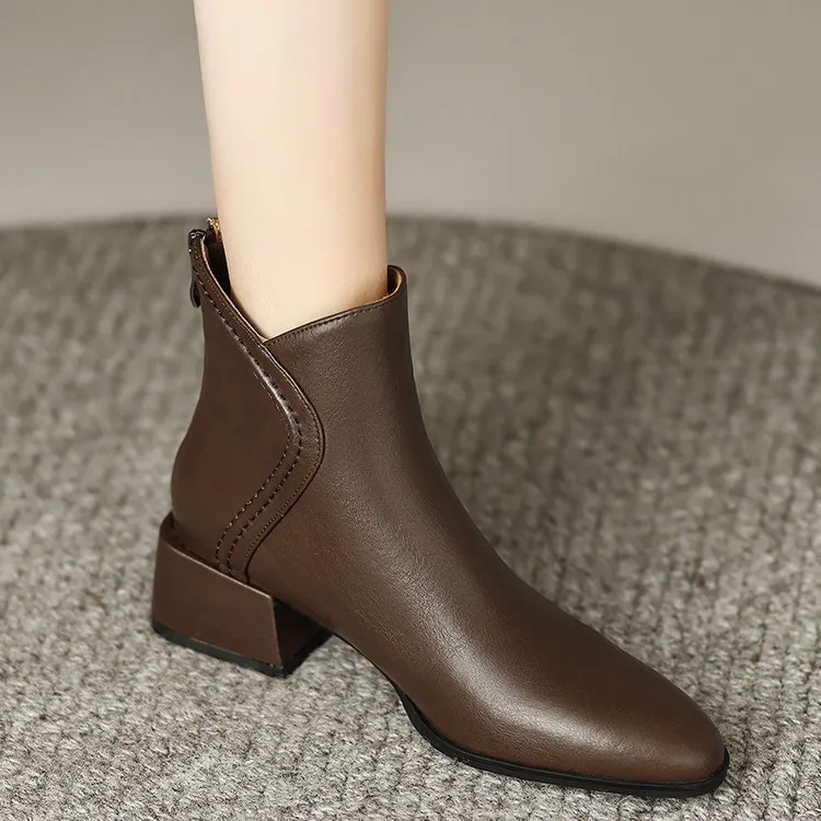 UHCK复古棕色尖头粗跟短靴女2025新款春秋单靴英伦风中跟切尔西靴