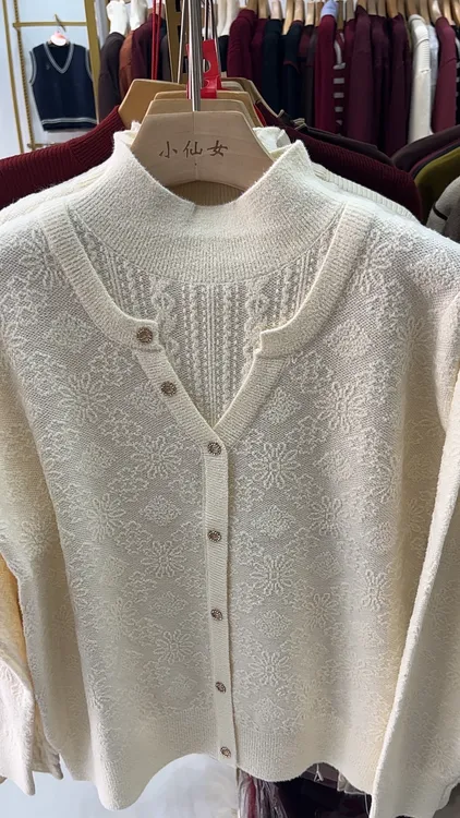 2025春款水貂毛衫减龄百搭洋气款白色圆领