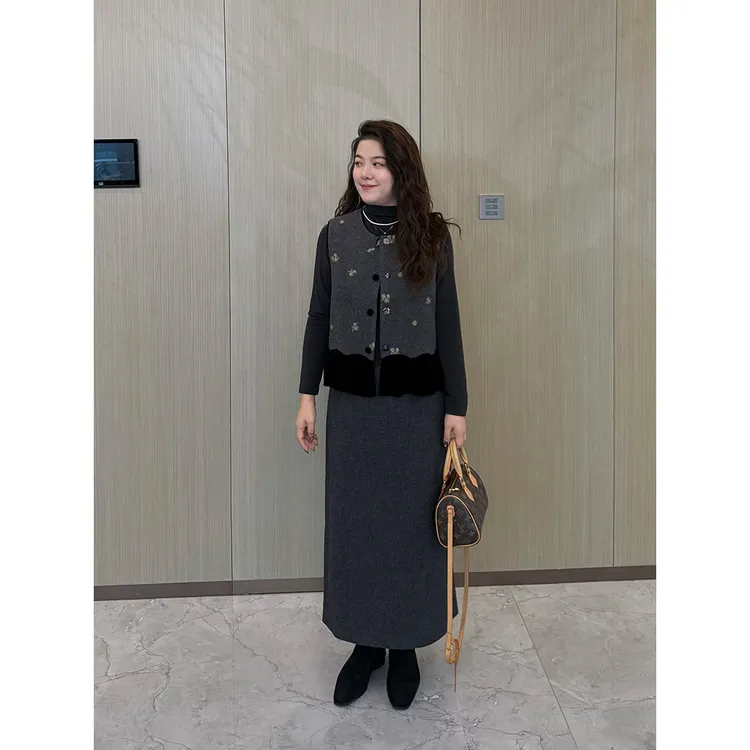 WenWen小个子2025新款刺绣拼接花纹马甲半裙打底三件套装4609