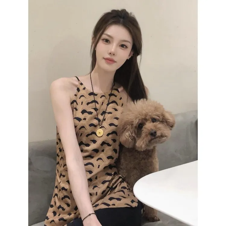 卡其色印花挂脖上衣女2025夏季轻奢高级设计感别致漂亮超好看背心