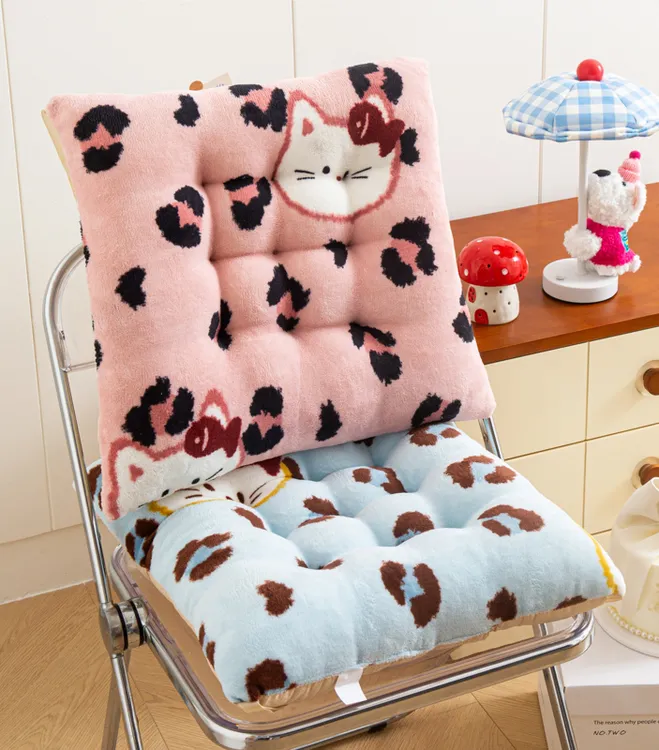 KT猫坐垫秋冬款加厚毛绒坐垫适合办公室学生椅子飘窗榻榻米家用