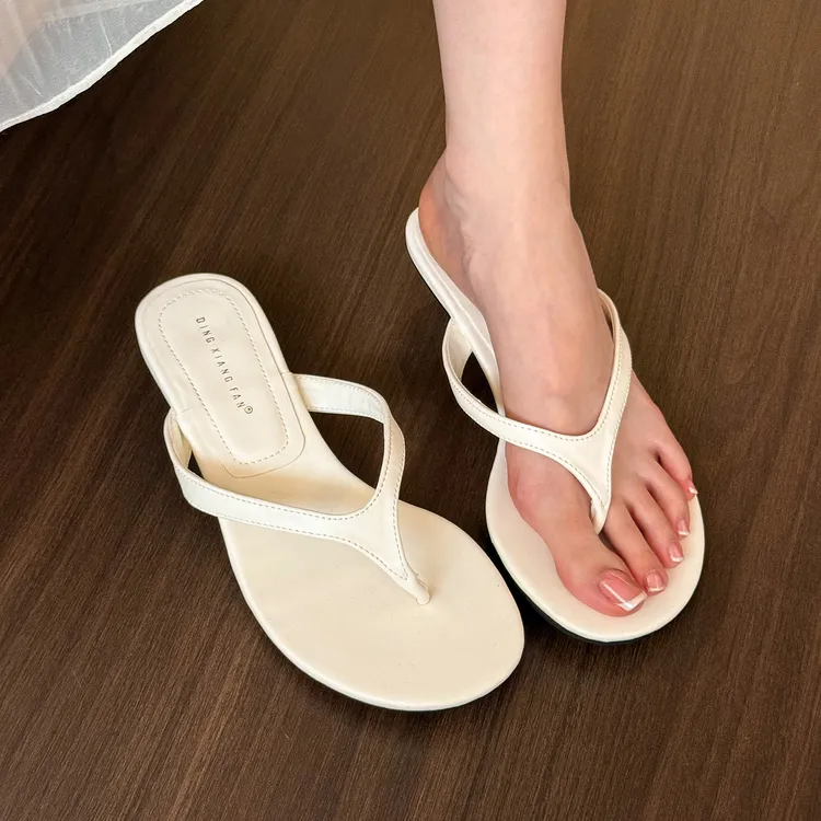 elingstudio 韩系松驰！白色人字拖女2025夏季夹趾低细跟凉拖鞋女