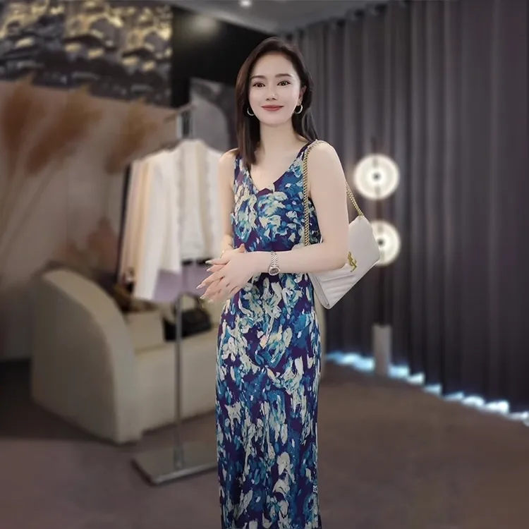 2025年夏季新款高级感时尚V领醋酸碎花宽吊带裙女蓝色显瘦连衣裙