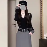 西西  [高知轻熟]设计感假两件显瘦V领上衣