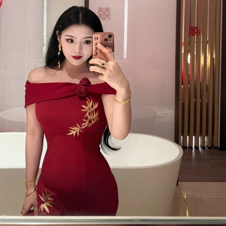 LHMknk1画报夫人原创自制刺绣订婚礼服女鱼尾一字红色战袍礼成裙