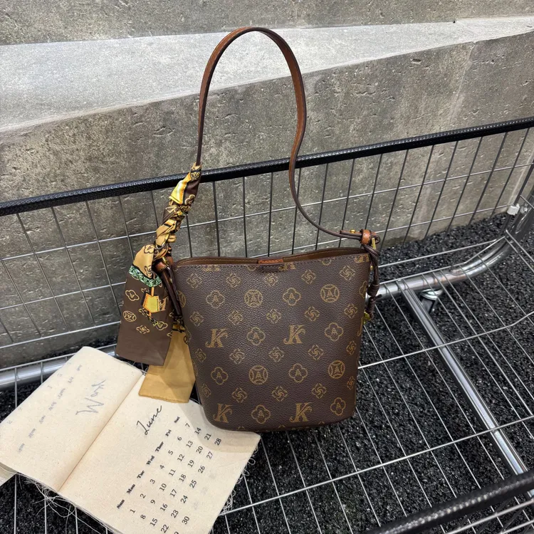 2025夏季新款水桶女士包潮流时尚经典单肩斜挎手提包1602