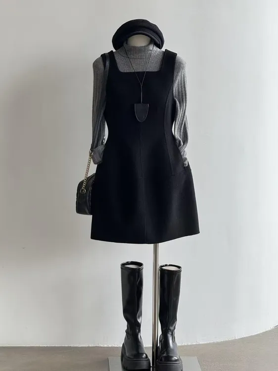 设韩系计感背心裙女秋冬季新款显瘦方领复古高级感黑色掐腰连衣裙
