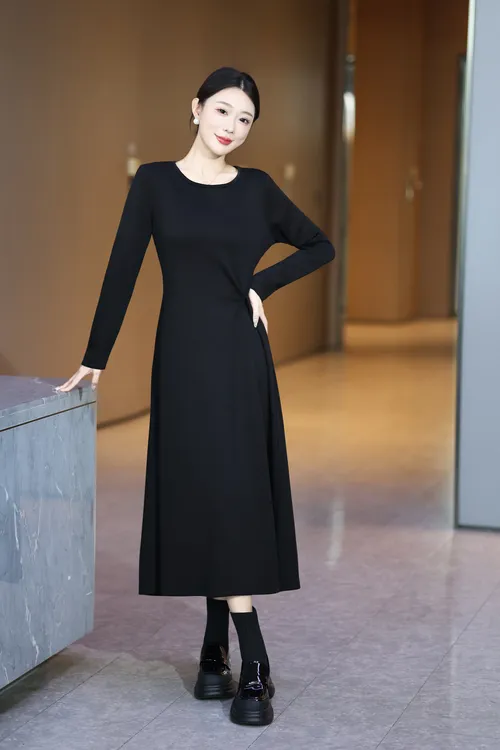极简风女装2025秋冬新款时尚百搭长款打底裙长裙长袖黑色连衣裙